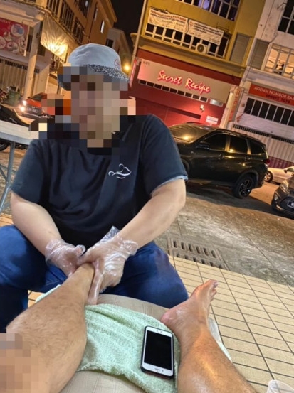 一时不察与盲人分享搞笑视频 男子尴尬自责“脑子不好使”
