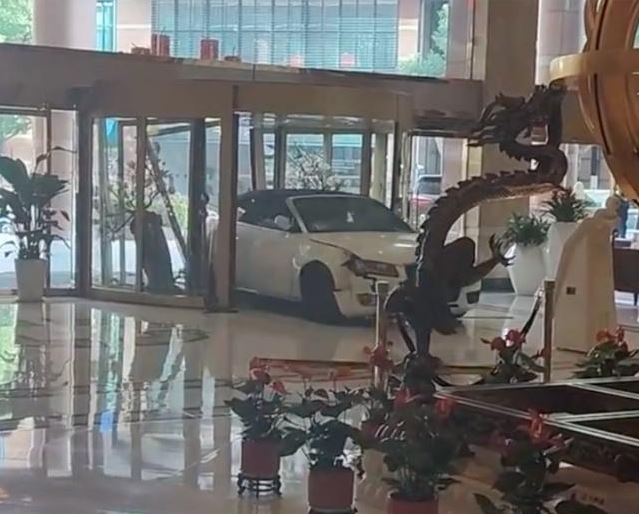 上海男子开奥迪跑车撞酒店 “因住酒店遗失笔电”