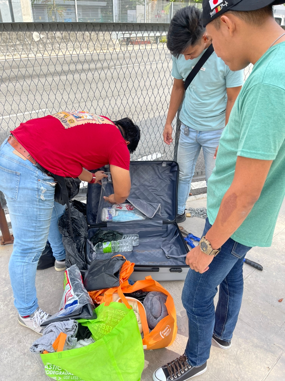 上锁神秘行李箱引起民众担忧,警员到场拆开发现只装着旧衣物