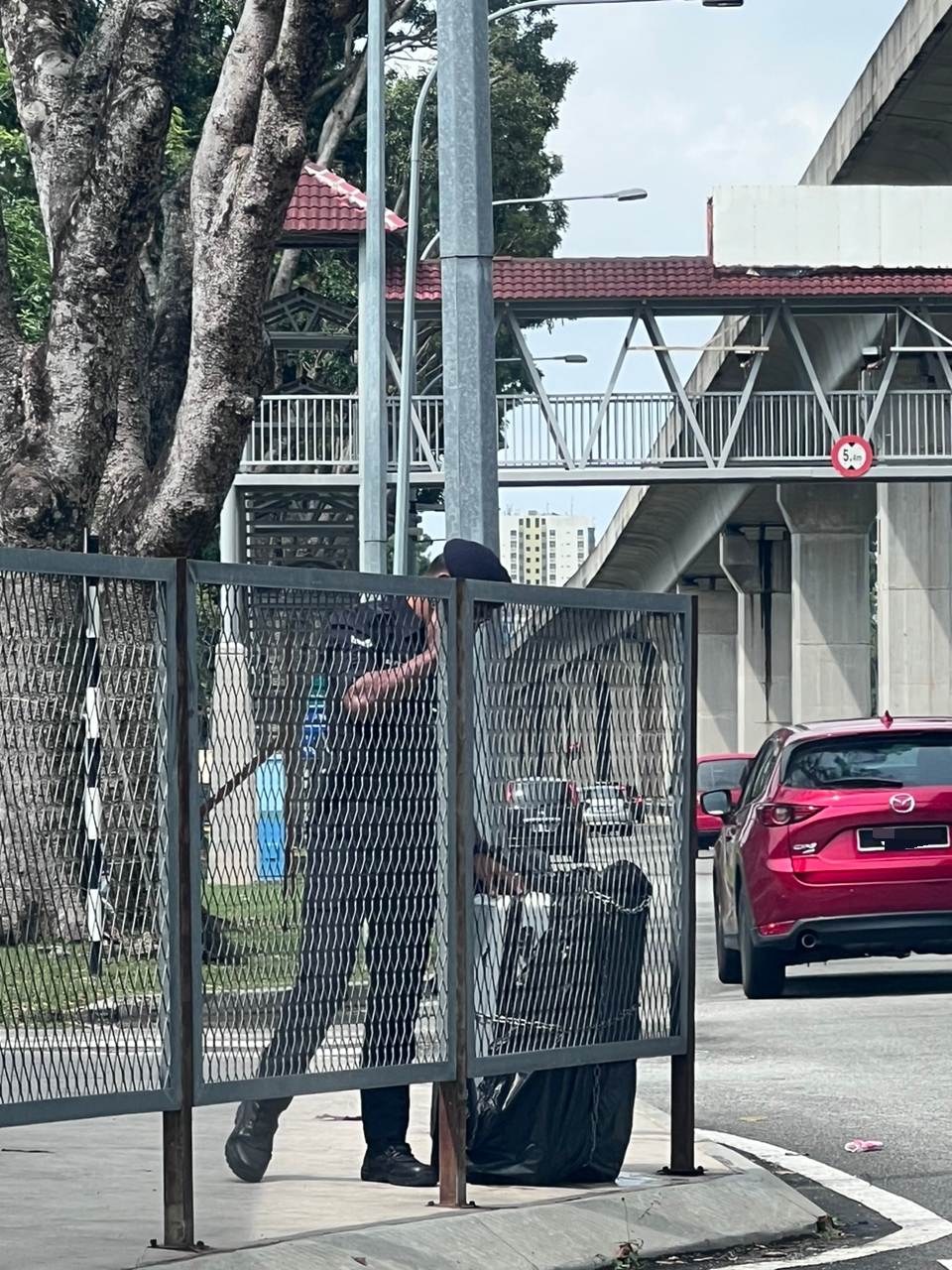 上锁神秘行李箱引起民众担忧,警员到场拆开发现只装着旧衣物