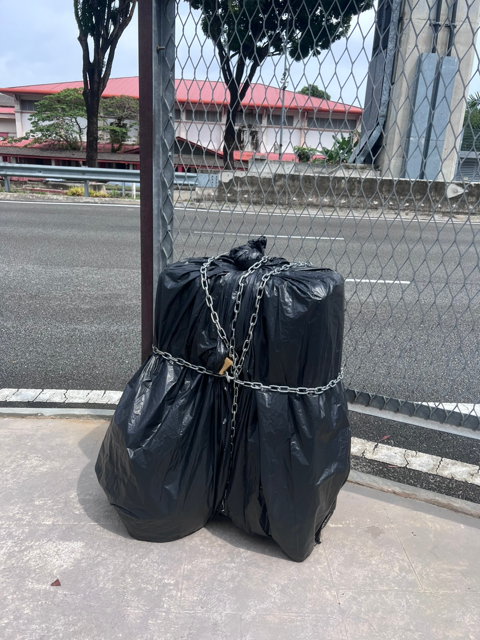 上锁神秘行李箱引起民众担忧,警员到场拆开发现只装着旧衣物