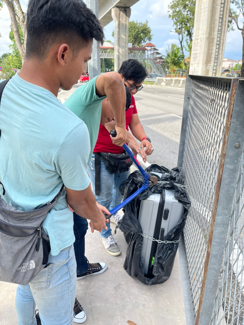 上锁神秘行李箱引起民众担忧,警员到场拆开发现只装着旧衣物