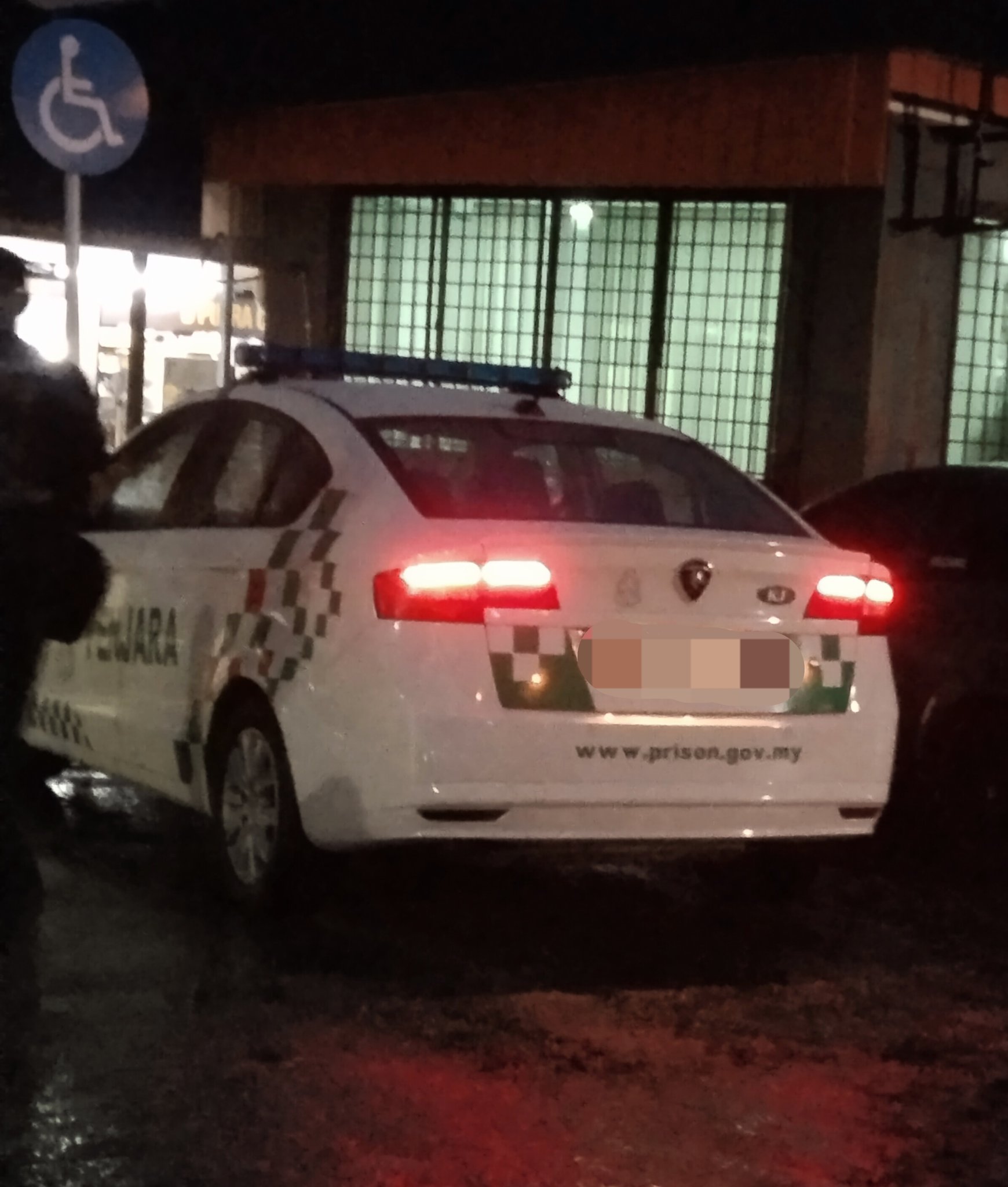 不满监狱车停医院OKU位 残障父亲:“滥用设施不感内疚吗?”