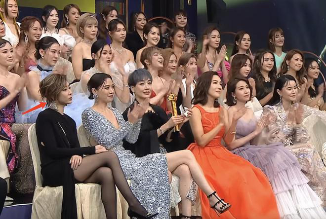 不爽颁奖礼陪跑? 胡定欣被曝摆黑脸