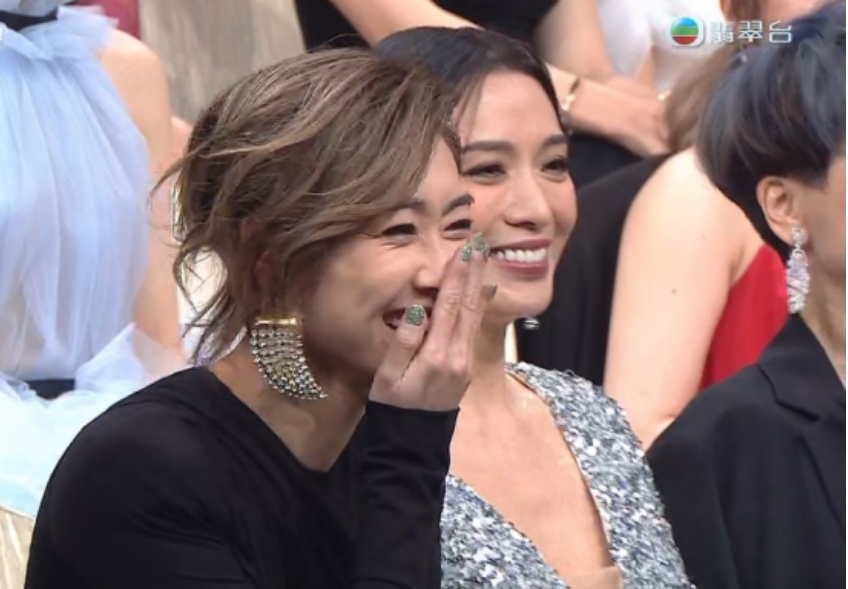 不爽颁奖礼陪跑? 胡定欣被曝摆黑脸