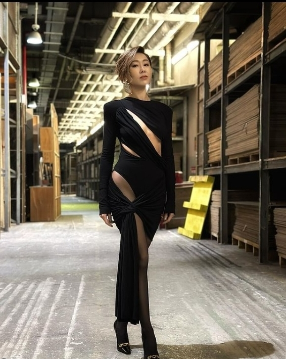 不爽颁奖礼陪跑? 胡定欣被曝摆黑脸