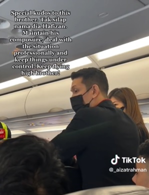 不见耳机大闹机舱逾1小时 机长赶男乘客下机 乘客拍手叫好!