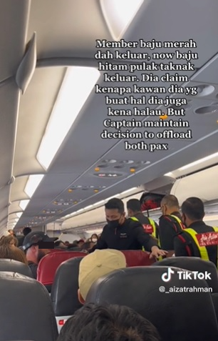 不见耳机大闹机舱逾1小时 机长赶男乘客下机 乘客拍手叫好!