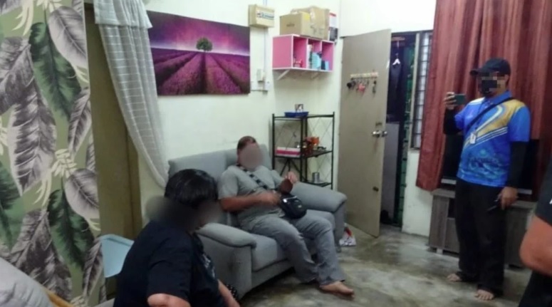 与前妻同居8年被捕  甲宗教局：非法的！