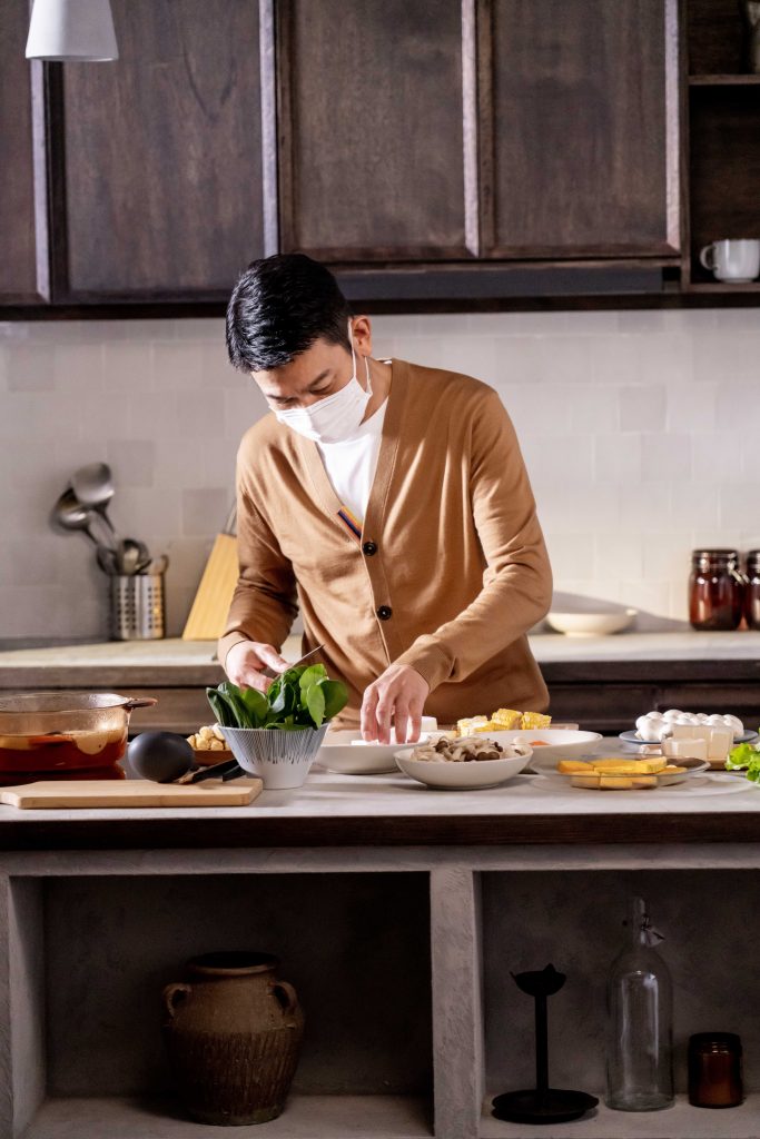 与吴京隔空合唱《流浪地球2》主题曲 刘德华下厨展刀法	