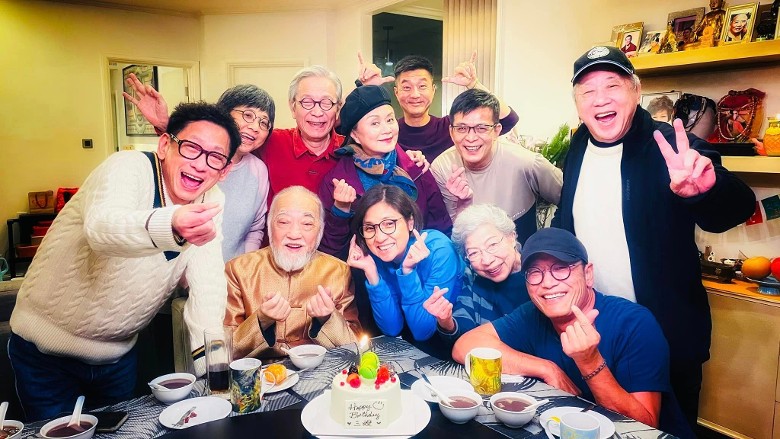 与EYT老友叙旧晒恩爱 戚美珍生日苗侨伟送吻