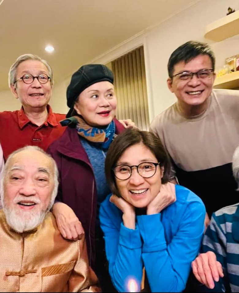 与EYT老友叙旧晒恩爱 戚美珍生日苗侨伟送吻