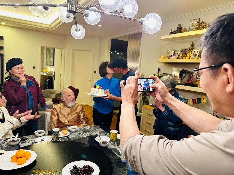 与EYT老友叙旧晒恩爱 戚美珍生日苗侨伟送吻