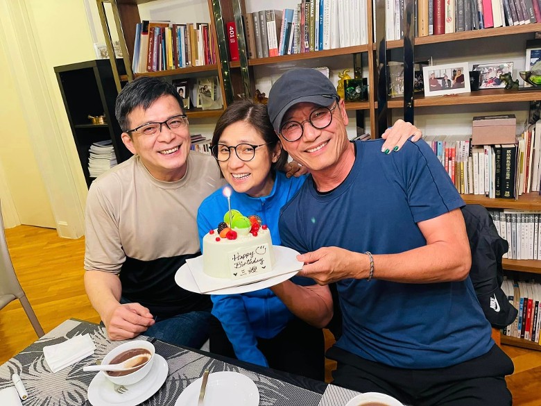 与EYT老友叙旧晒恩爱 戚美珍生日苗侨伟送吻