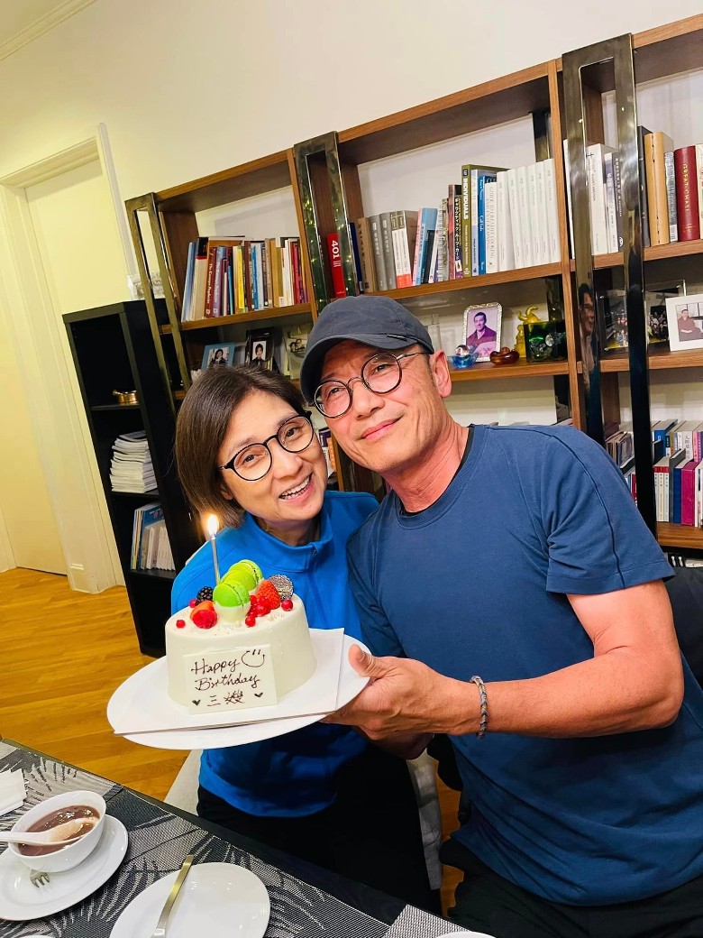 与EYT老友叙旧晒恩爱 戚美珍生日苗侨伟送吻