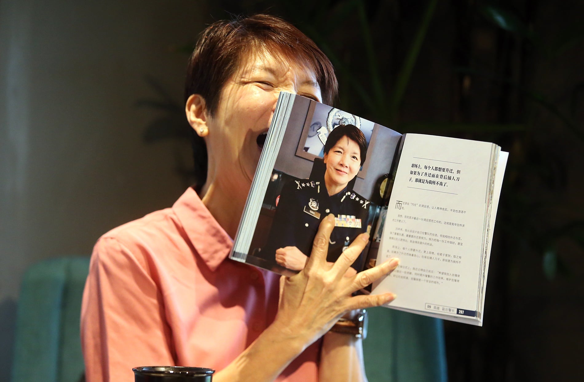 杨丽珠出自传《廉正师姐》,盼鼓励华裔子弟加入警队