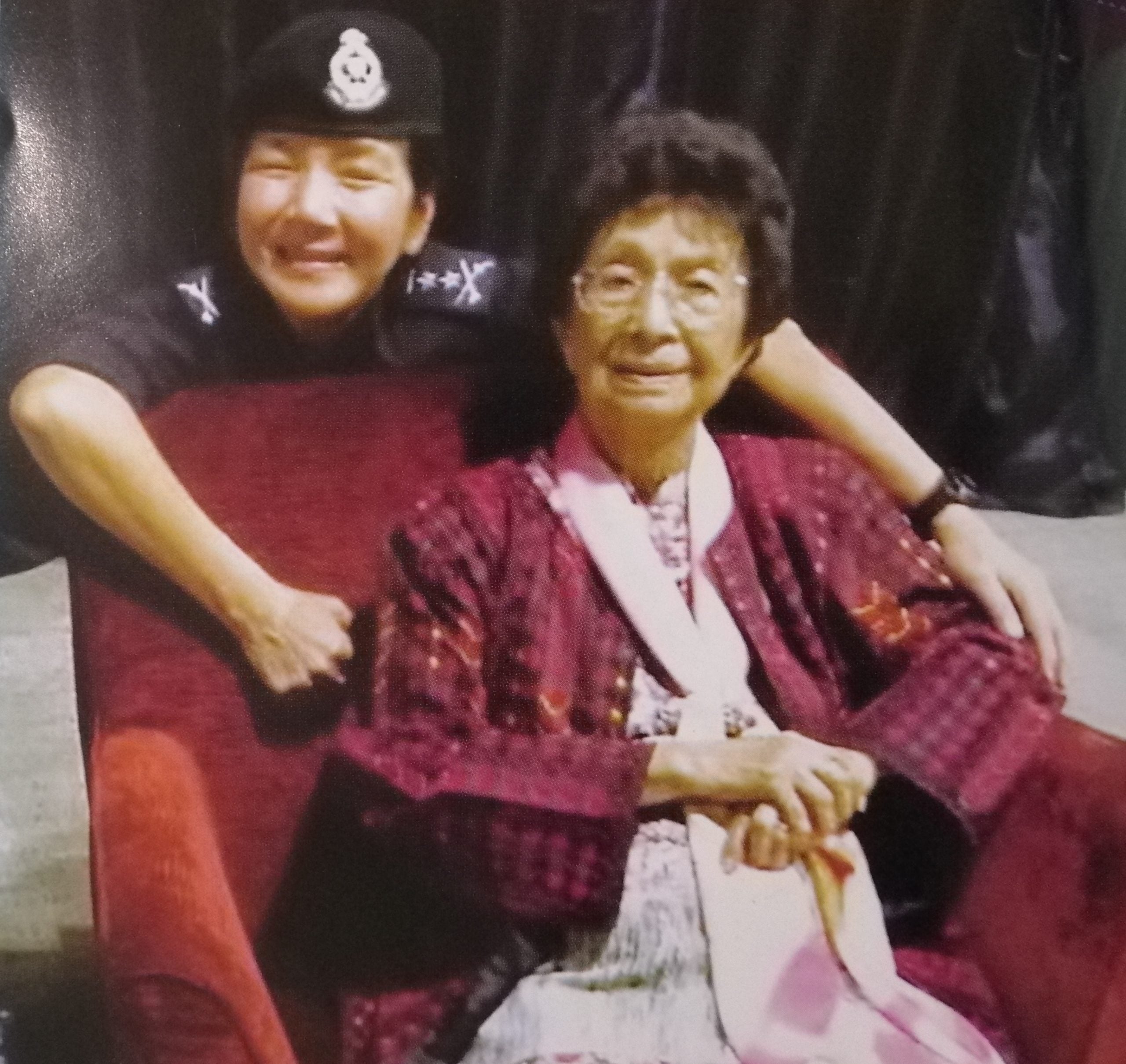 杨丽珠出自传《廉正师姐》,盼鼓励华裔子弟加入警队