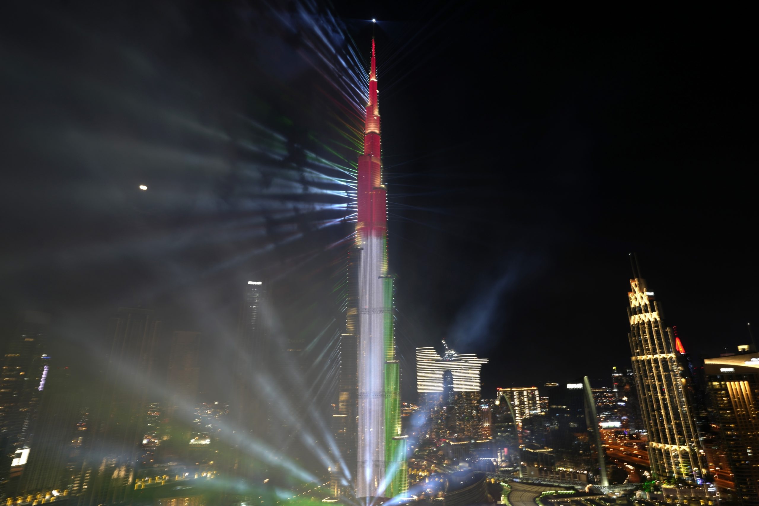 世界各地民众迎接2023年 杜拜40分钟烟火破纪录