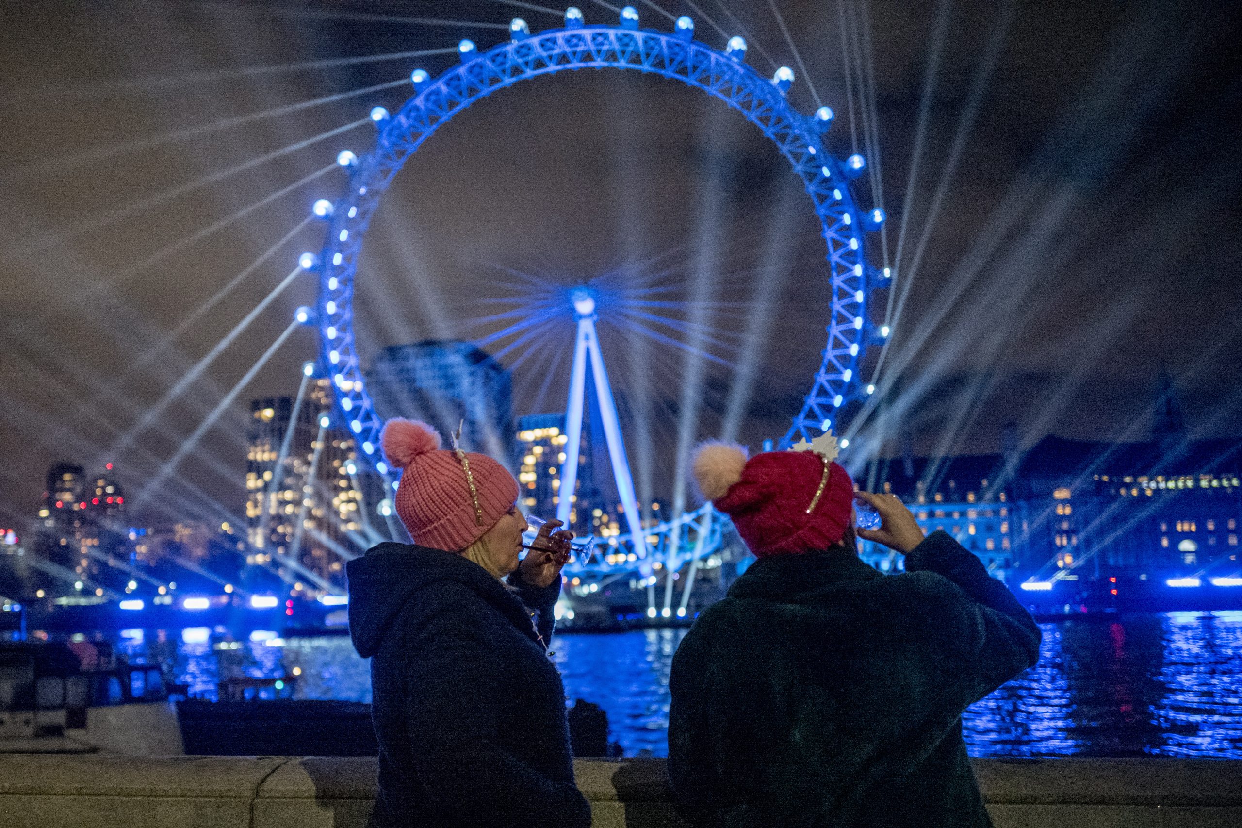 世界各地民众迎接2023年 杜拜40分钟烟火破纪录