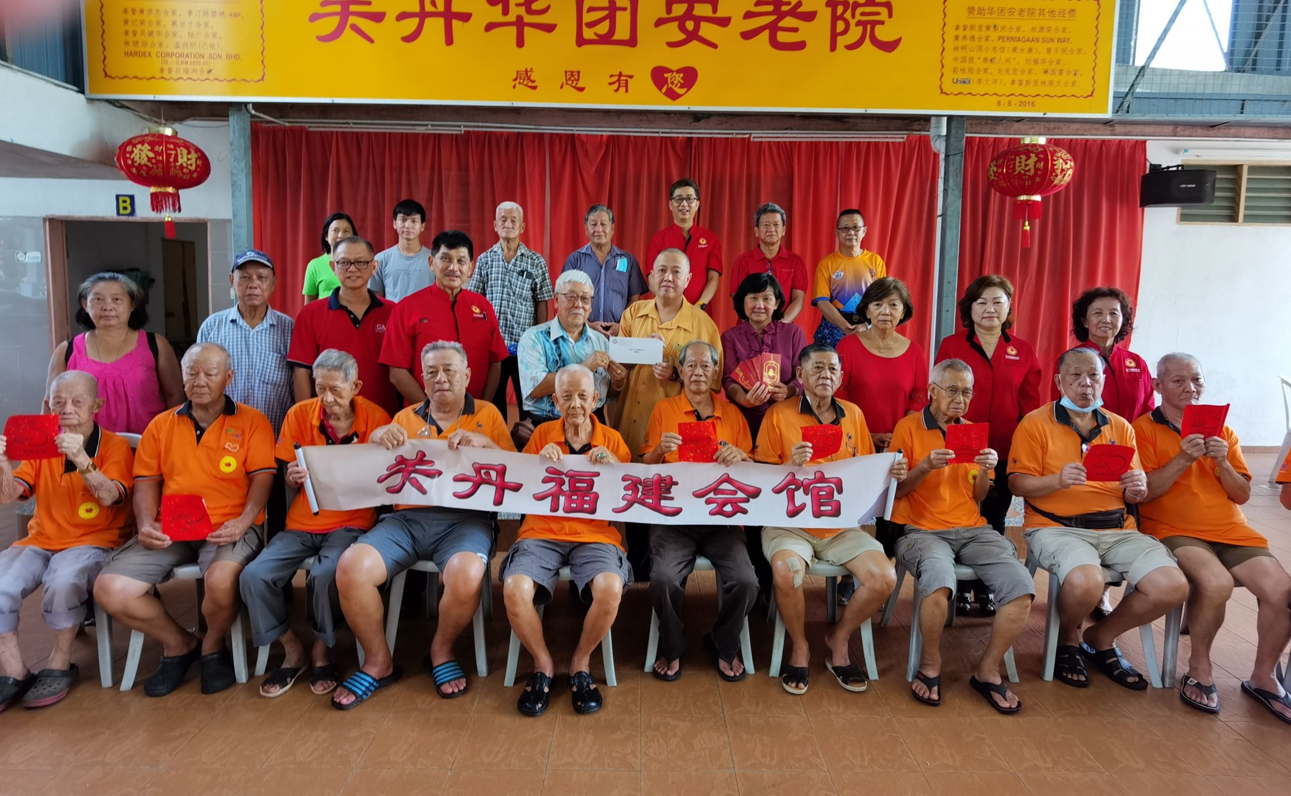 东02：农历新年即将到来，各社团组织陆续拜访慈善机构，向院友送上新年祝福。