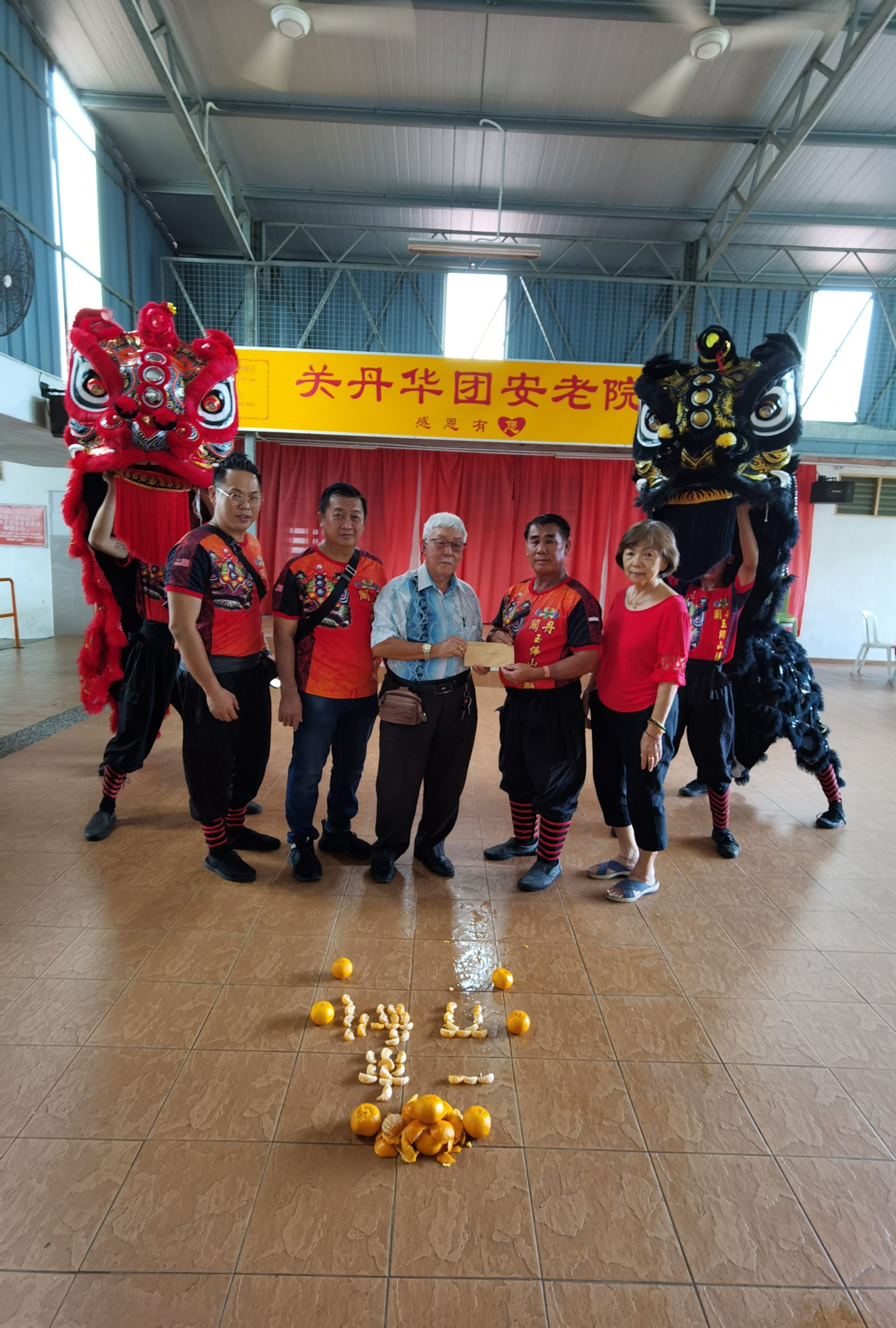 东02:农历新年即将到来,各社团组织陆续拜访慈善机构,向院友送上新年祝福。