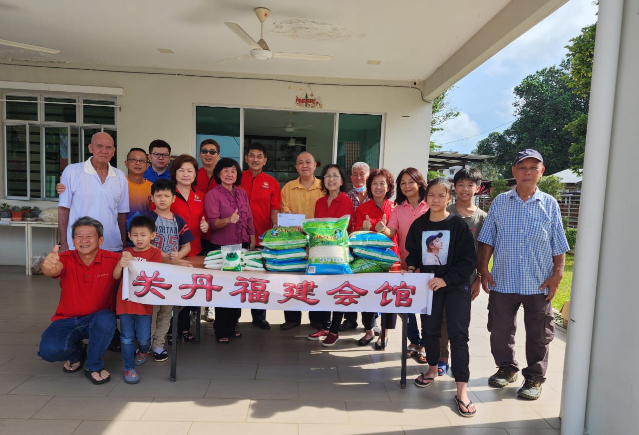 东02:农历新年即将到来,各社团组织陆续拜访慈善机构,向院友送上新年祝福。