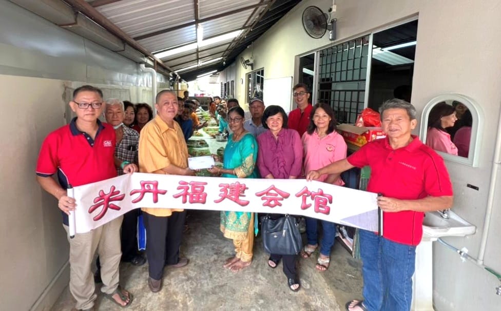 东02：农历新年即将到来，各社团组织陆续拜访慈善机构，向院友送上新年祝福。