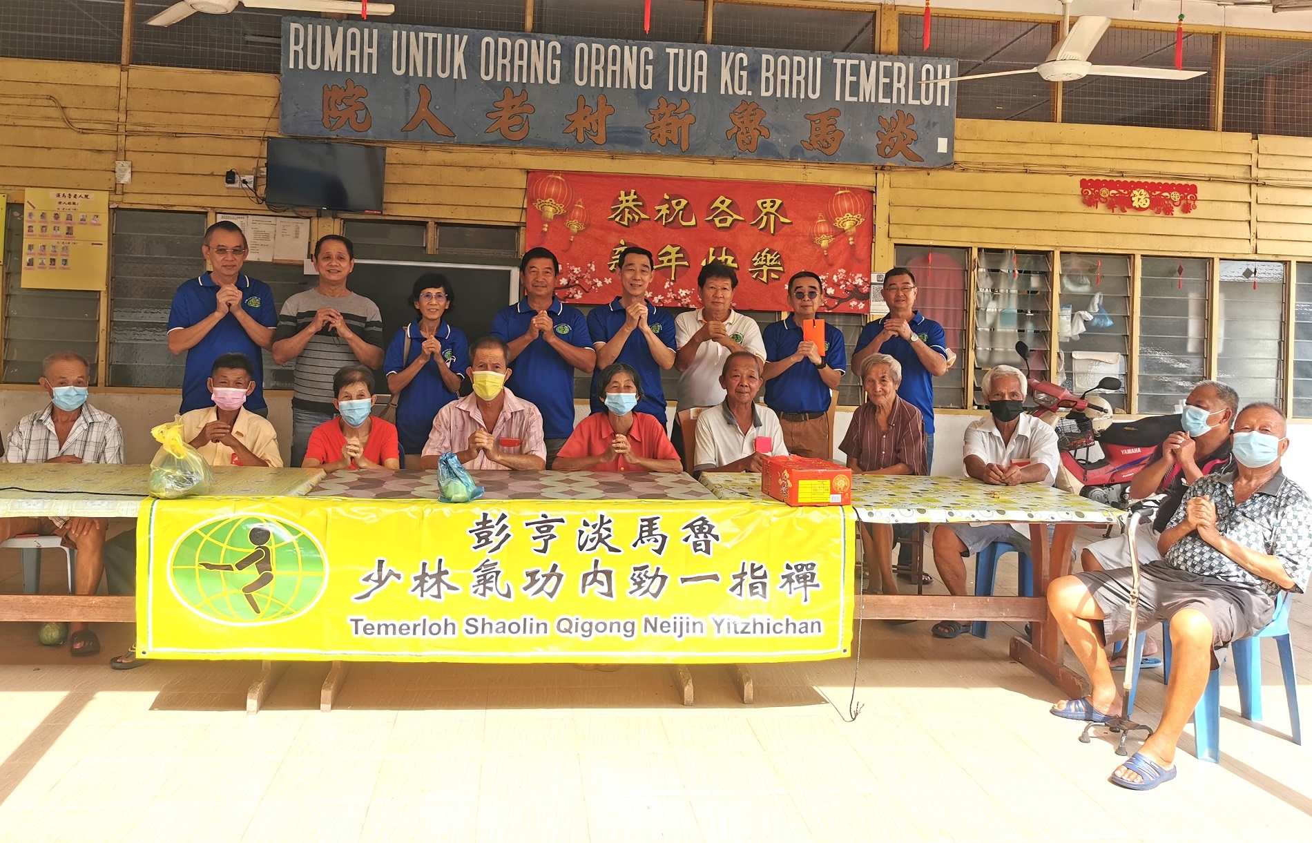 东02:农林新年跫音近,淡属各乡团及社团趁今早前来老人院向老人拜早年及派红包。