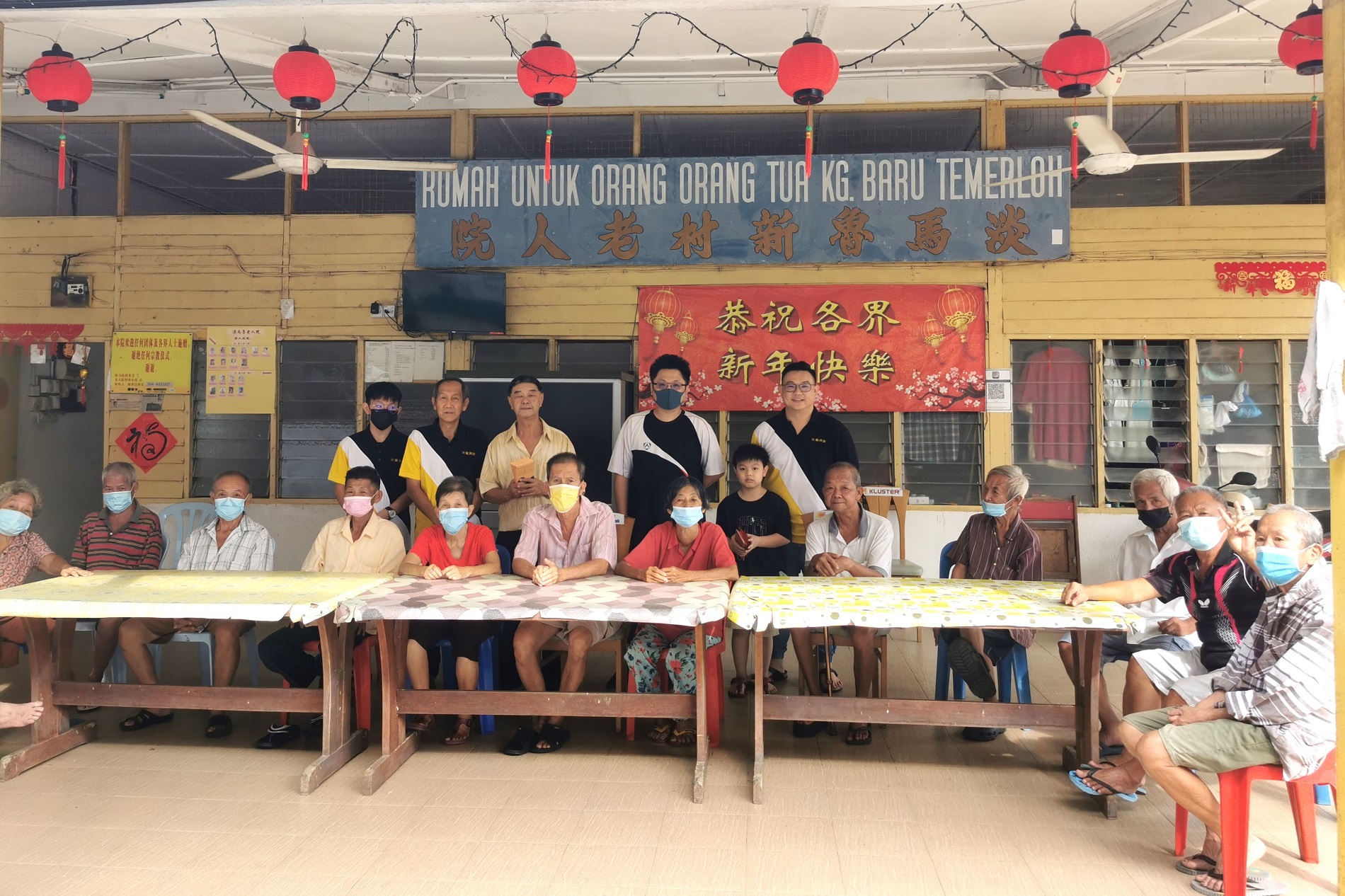 东02:农林新年跫音近,淡属各乡团及社团趁今早前来老人院向老人拜早年及派红包。