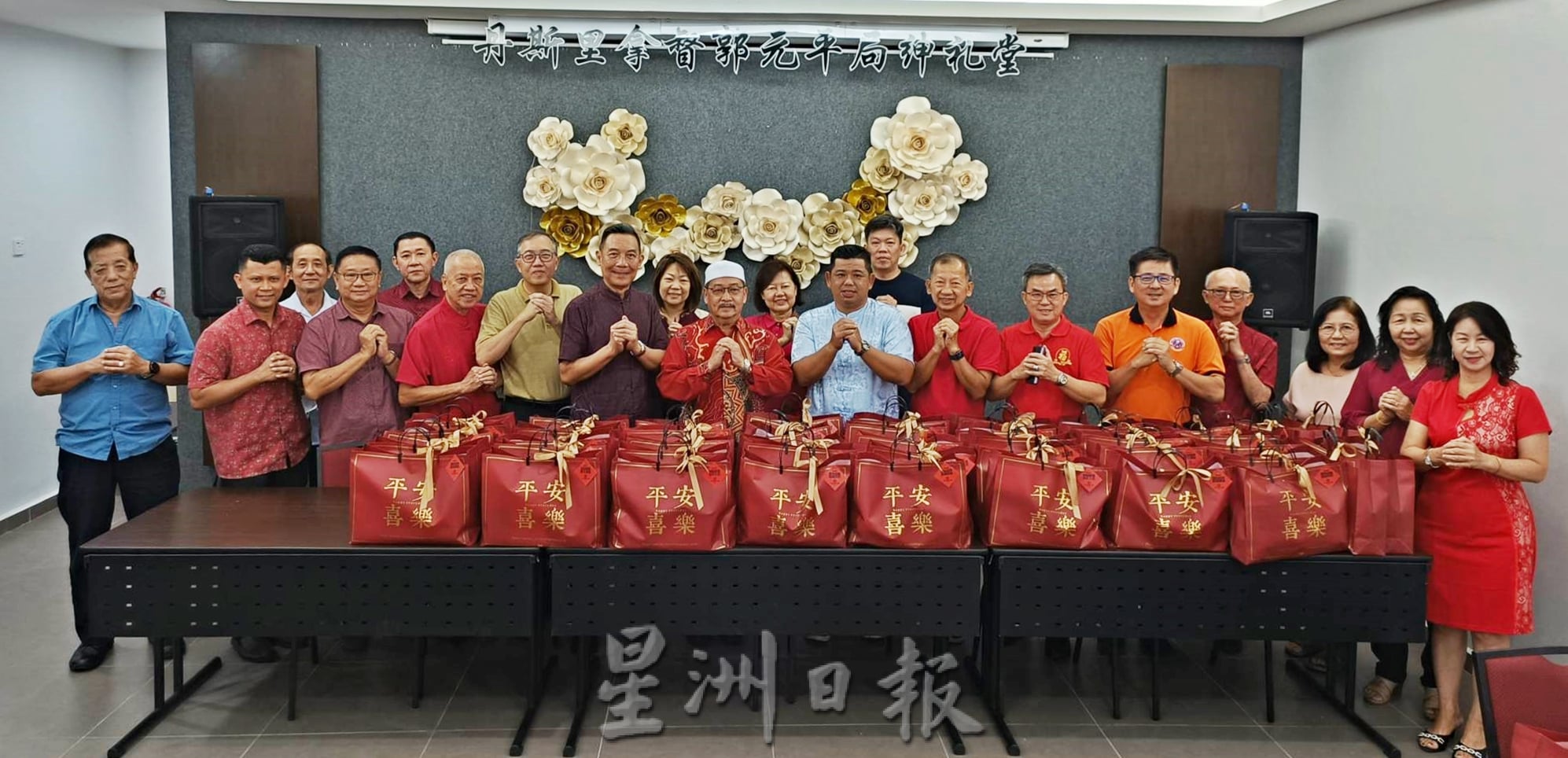 东04：吉兰丹中华大会堂今天举办“2023年春风送暖”活动，115位弱势群体人士受惠，而活动受邀嘉宾即丹州行政议员拿督莫哈末阿尼占和旺罗斯兰不但拨款支持，还亲自随团到受惠人家里问暖，带来惊喜。