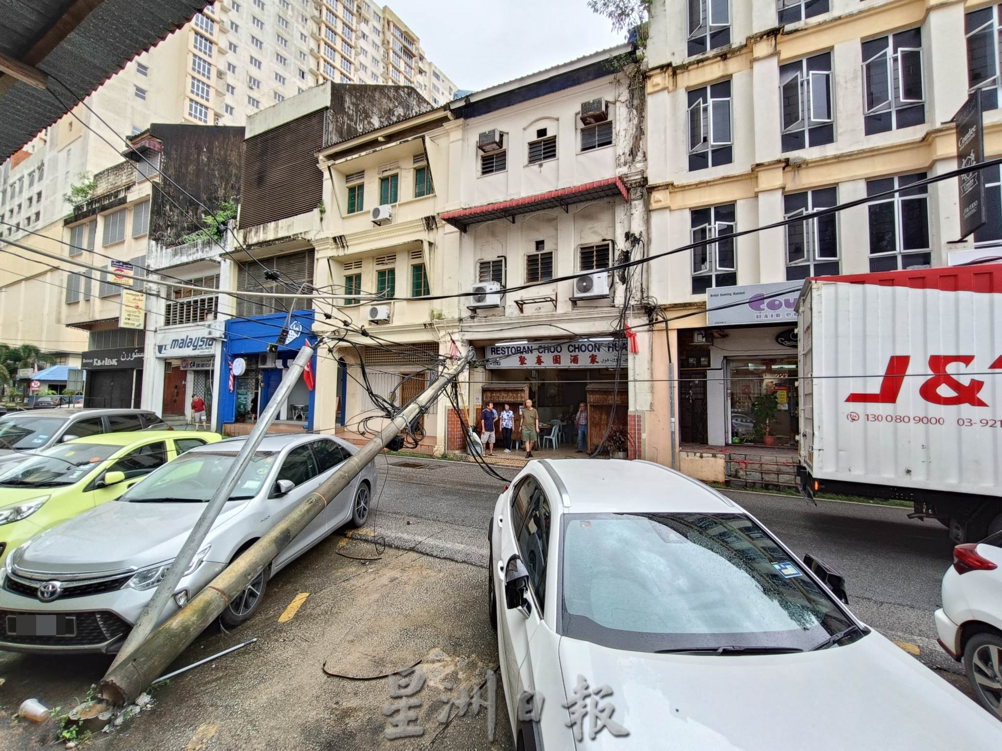 东05:一辆快递公司的罗里今午途经哥市旧邮政局路的时候,扯到车顶电缆,结果整支电缆杆都扯断,造成该路交通无法通行。