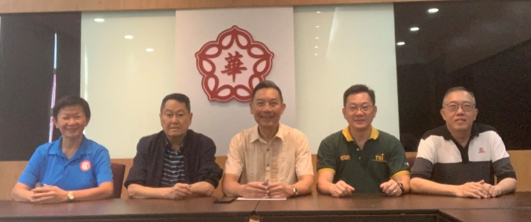 我国水墨画大师叶逢仪和女儿叶健一,慨捐128幅画作为吉兰丹中华独中筹募丹中教育发展基金