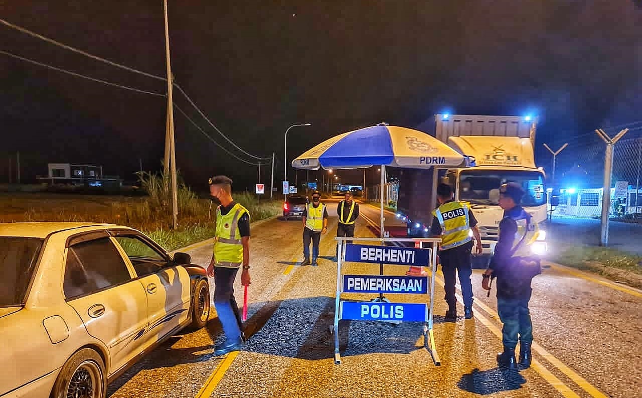 长巴司机在“安全行动”中被指鲁莽驾驶,导致反方向车道一轿车失控翻覆,并险与另一辆轿车相撞。