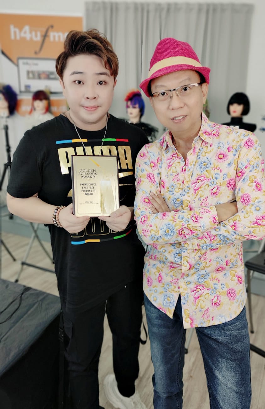 东/有故事的人:坚持理发事业也不忘陪家人-简俊德