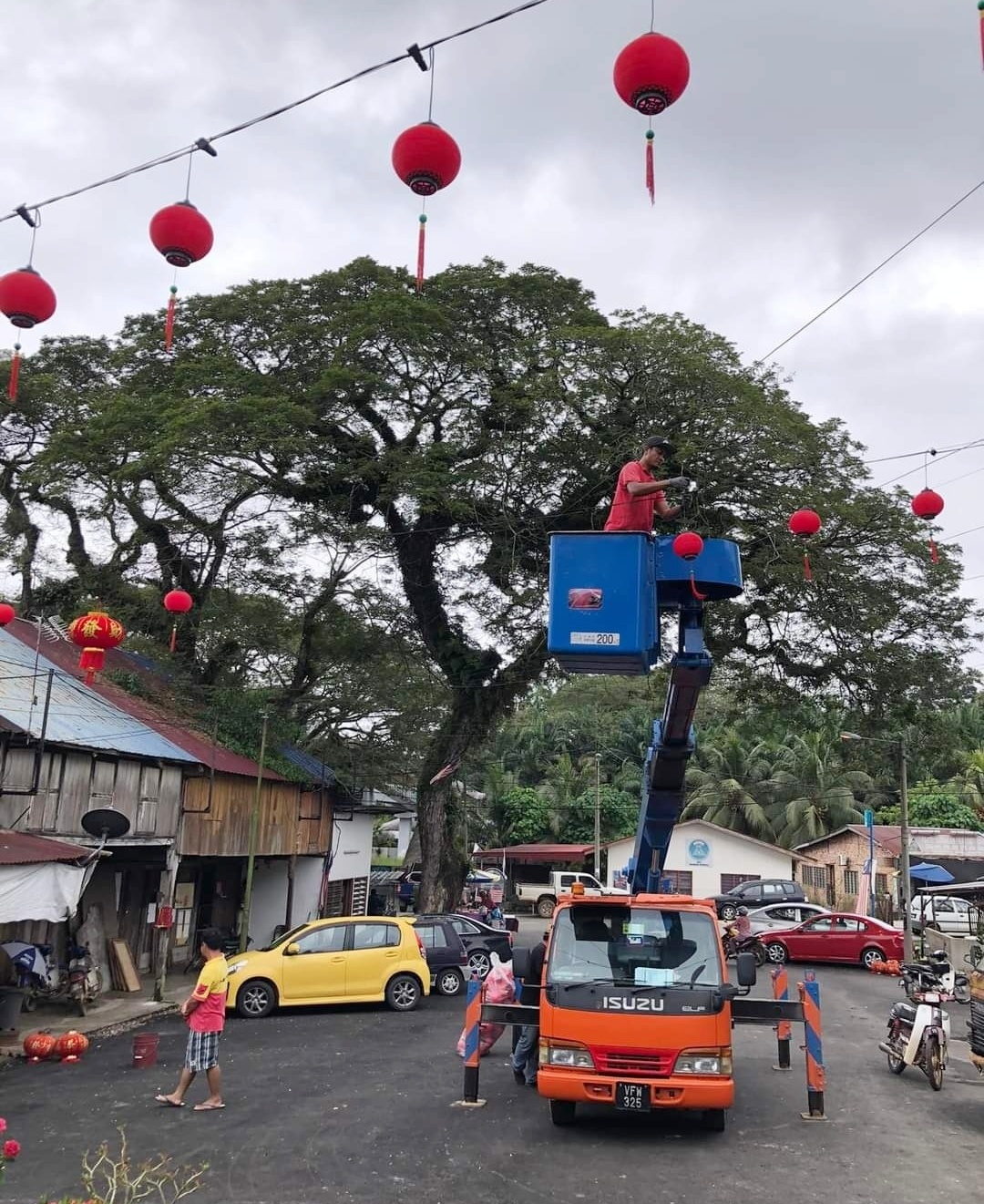 东:2023农历新春转眼将至,吉道新村已经挂上红彤彤的灯笼,准备迎接新年的到来。