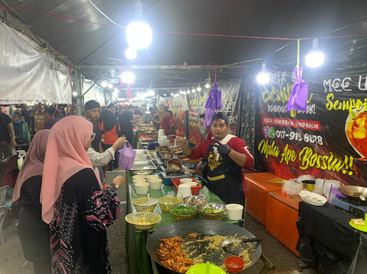 8000人访胡姬花与美食节，德伦敦手工艺坊人潮爆满。