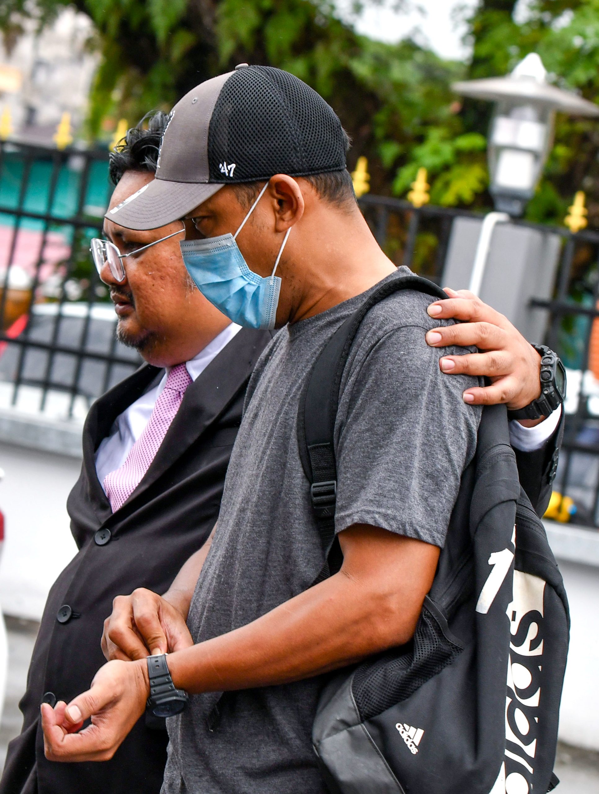 东:一名警员涉嫌销毁及串通他人偷窃涉及葛冬叶案件的证物,今日被提控上庭,不过他否认有罪。