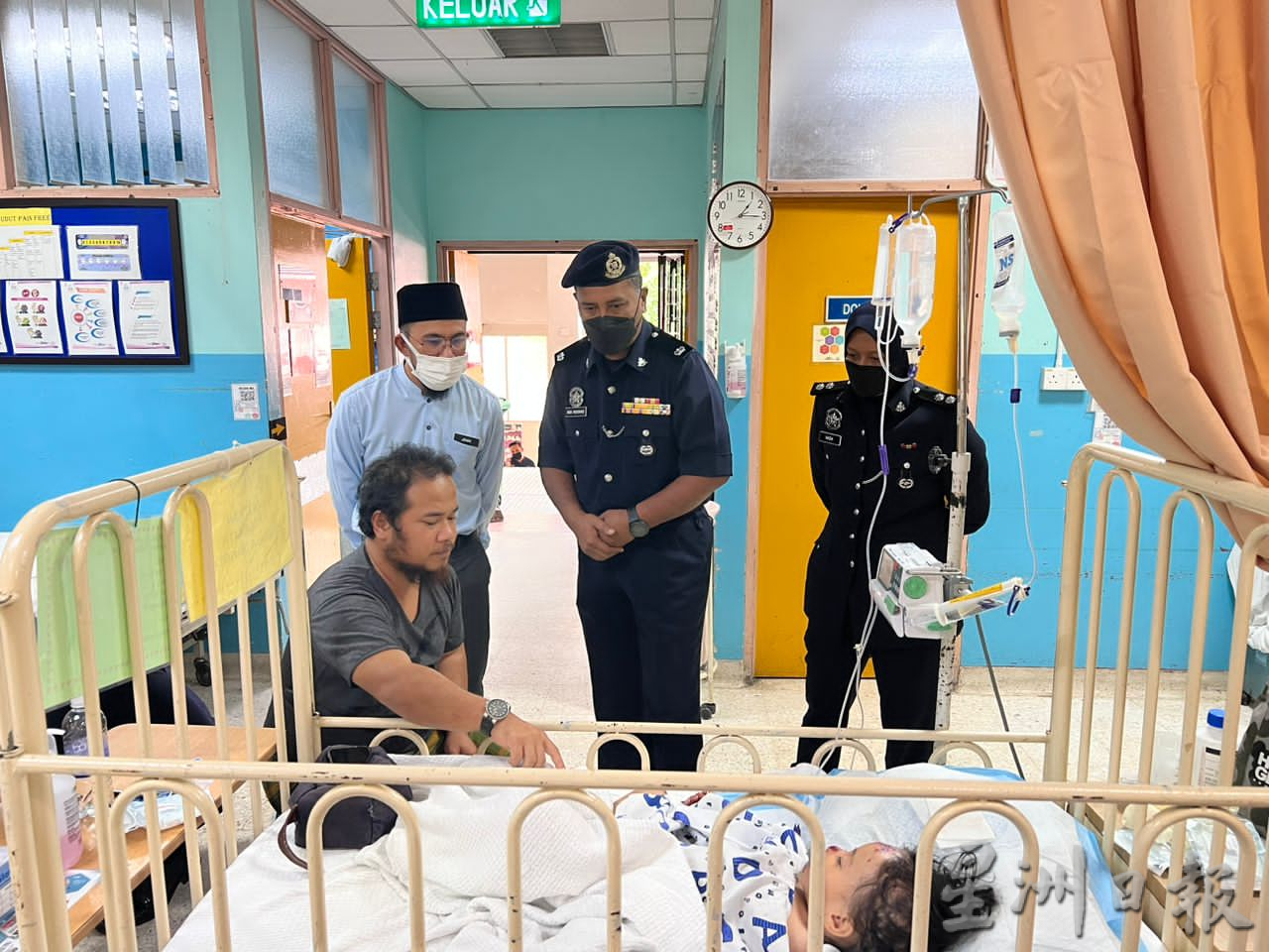 东:一头牛忽然闯入第二东海岸大道,轿车闪避不及撞上它,导致一名女乘客尾指折断,她的三名孩子包括一名6个月婴儿受重伤。