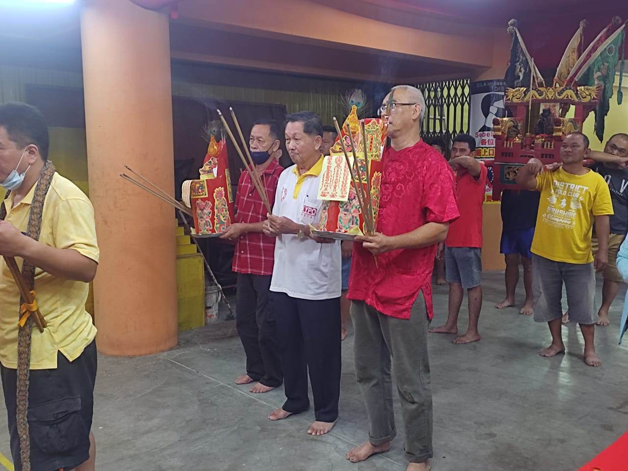 东:丹州再次迎来另一个雨季的来袭,并没有降低丹州庆祝天公诞的热闹气氛,哥市多个庙宇昨晚也循例拜天公。
