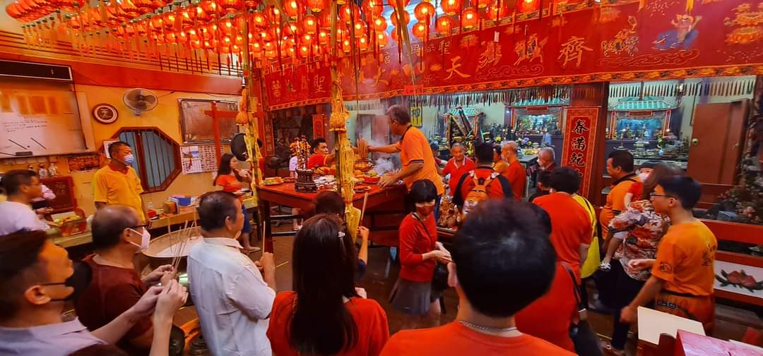 东:丹州再次迎来另一个雨季的来袭,并没有降低丹州庆祝天公诞的热闹气氛,哥市多个庙宇昨晚也循例拜天公。