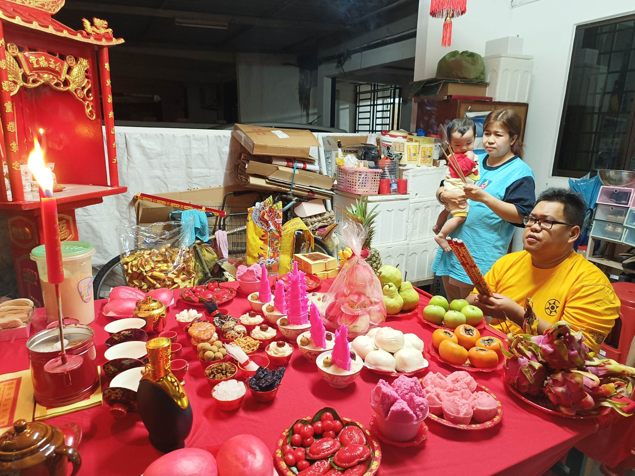 东:丹州再次迎来另一个雨季的来袭,并没有降低丹州庆祝天公诞的热闹气氛,哥市多个庙宇昨晚也循例拜天公。