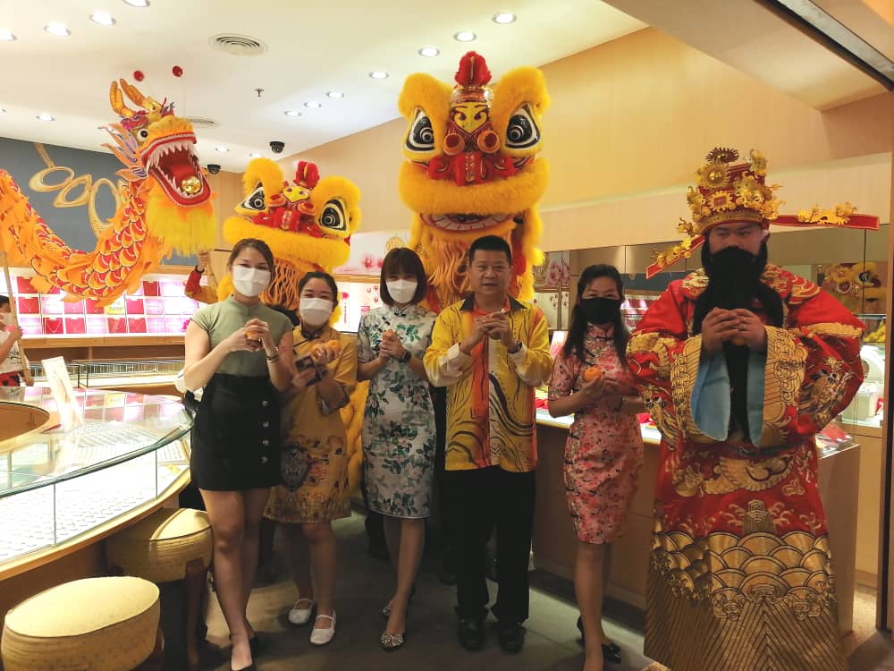 东:亲自上阵舞龙头,沈春祥向民众提早拜年活动好热闹!