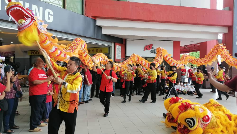 东:亲自上阵舞龙头,沈春祥向民众提早拜年活动好热闹!