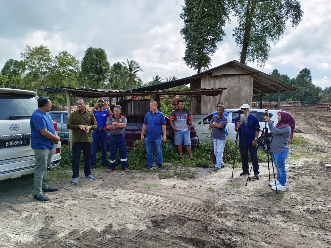 东:住宅区道路碾坏 尘土飞扬