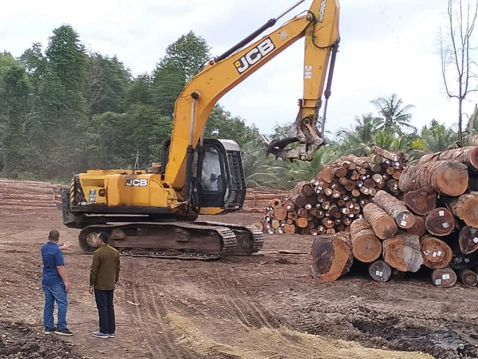 东:住宅区道路碾坏 尘土飞扬
