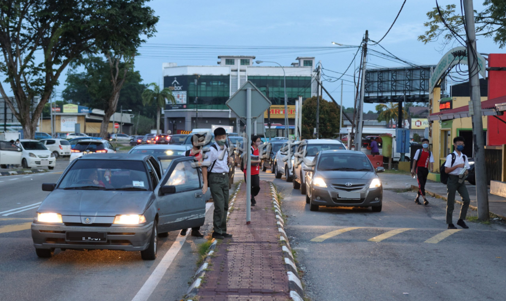元旦后学期假结束,学子上学校外交通好热闹。