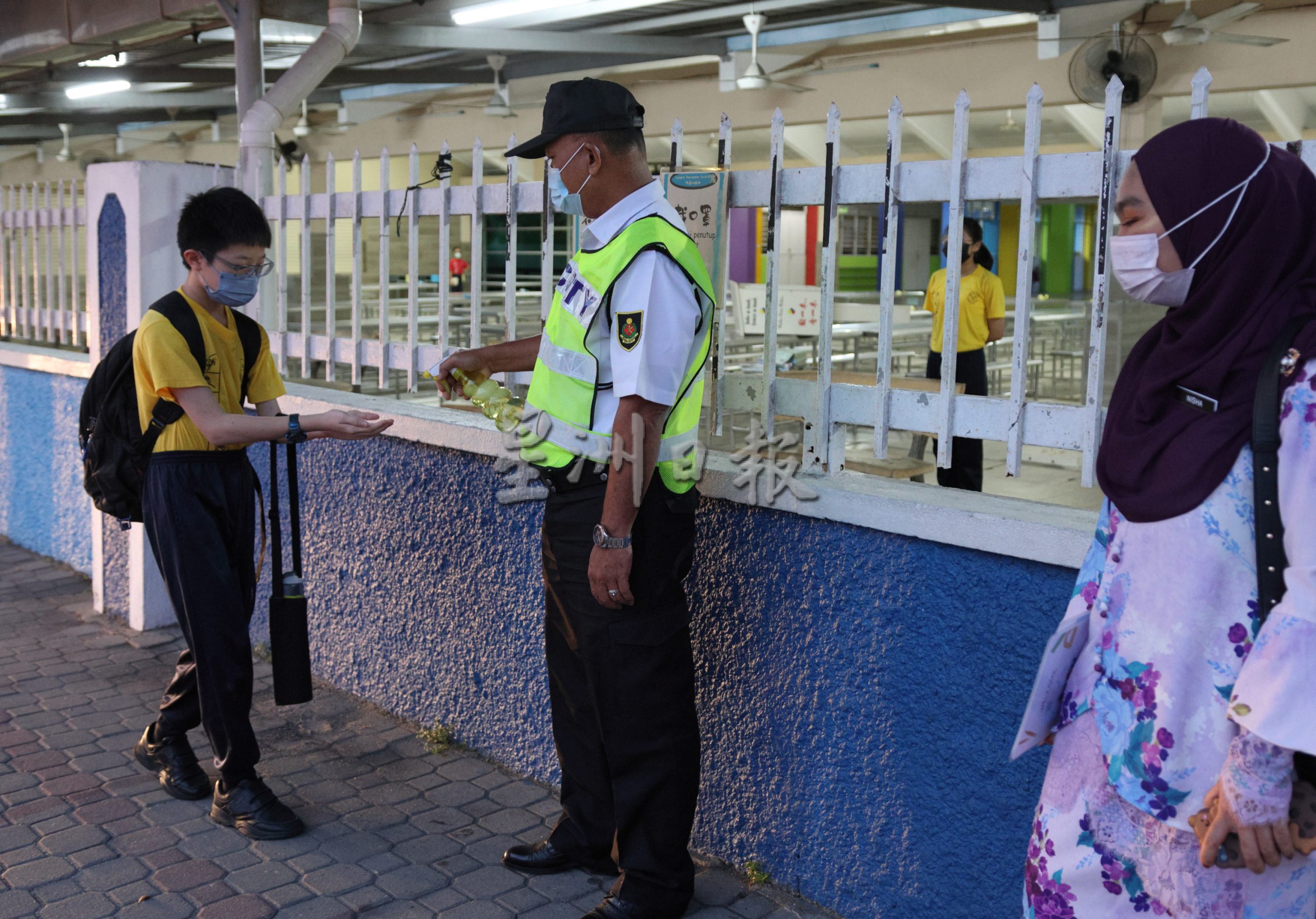 元旦后学期假结束,学子上学校外交通好热闹。