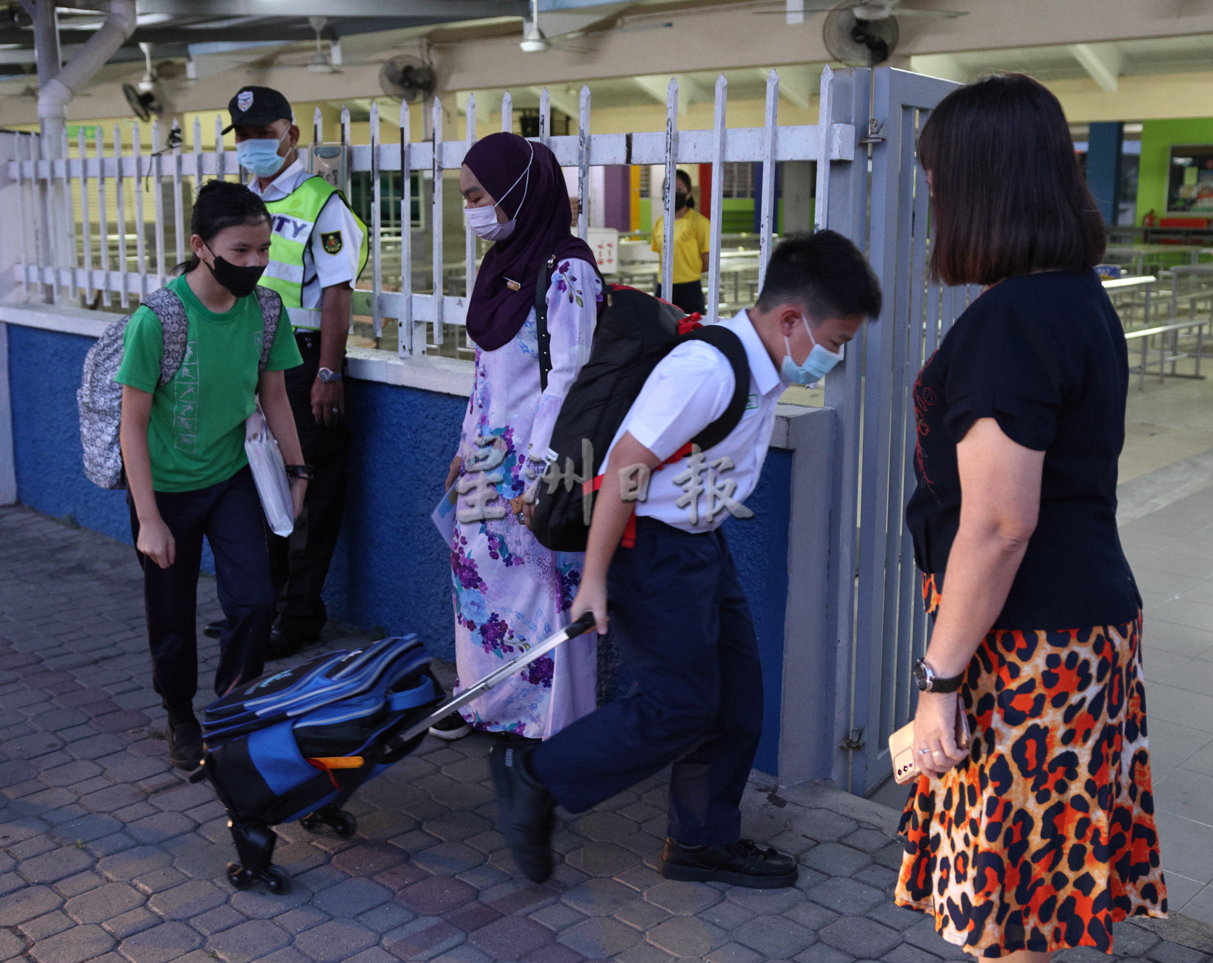 元旦后学期假结束,学子上学校外交通好热闹。