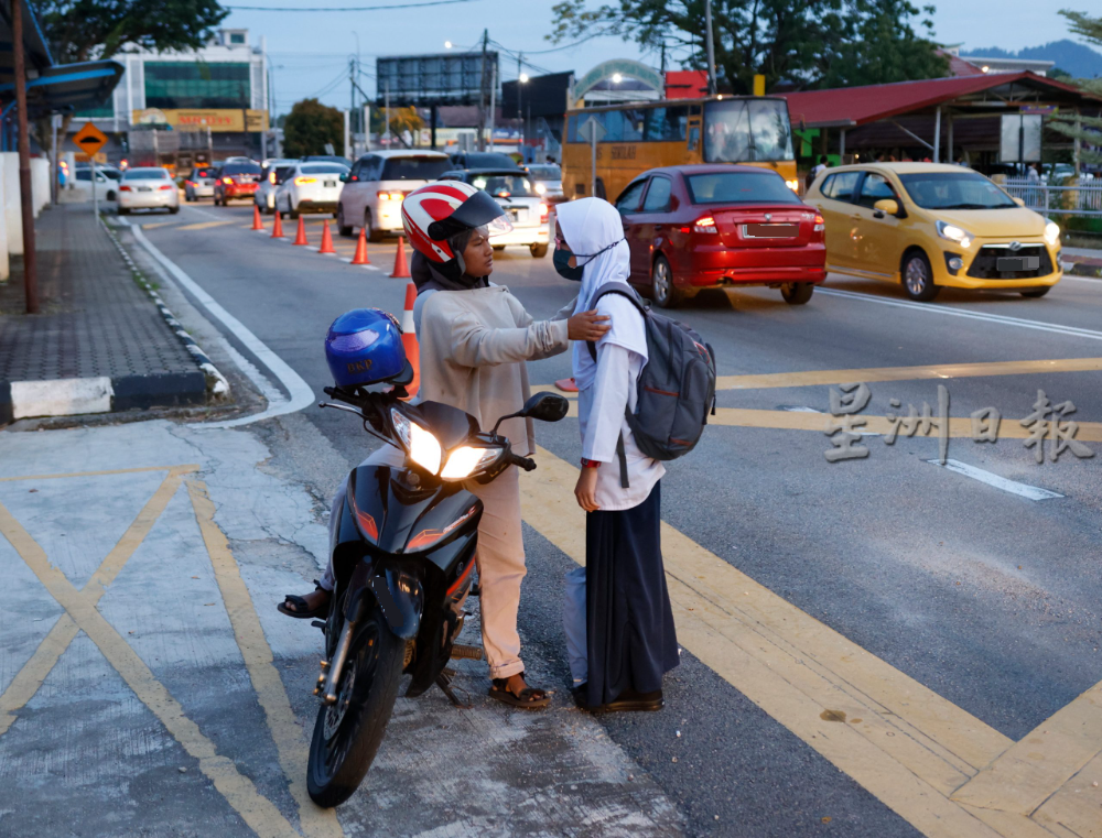 元旦后学期假结束,学子上学校外交通好热闹。