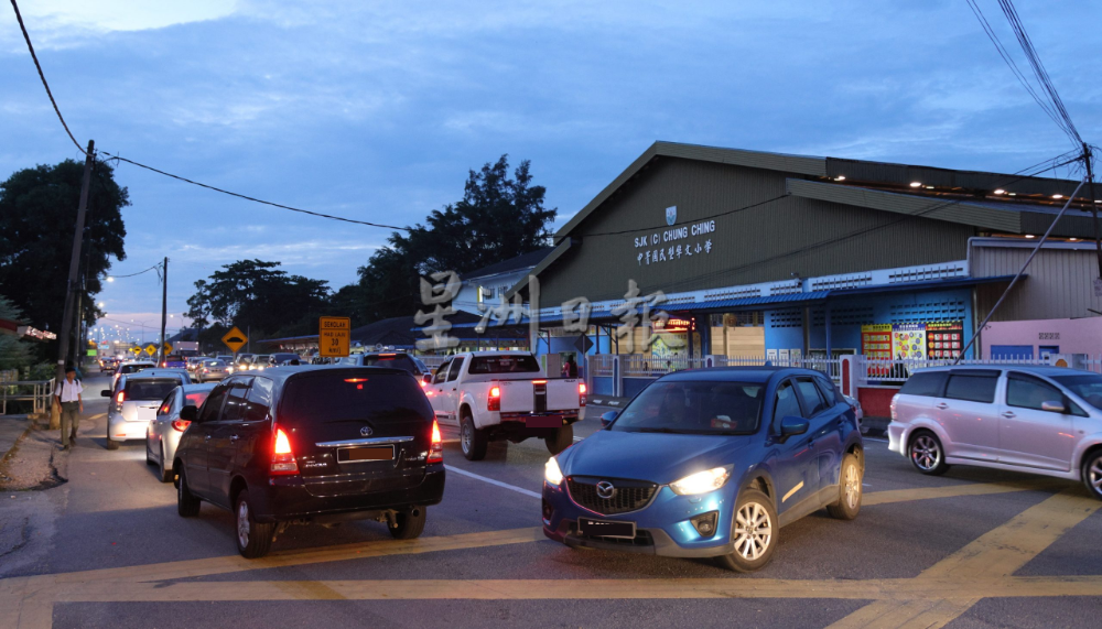 元旦后学期假结束,学子上学校外交通好热闹。